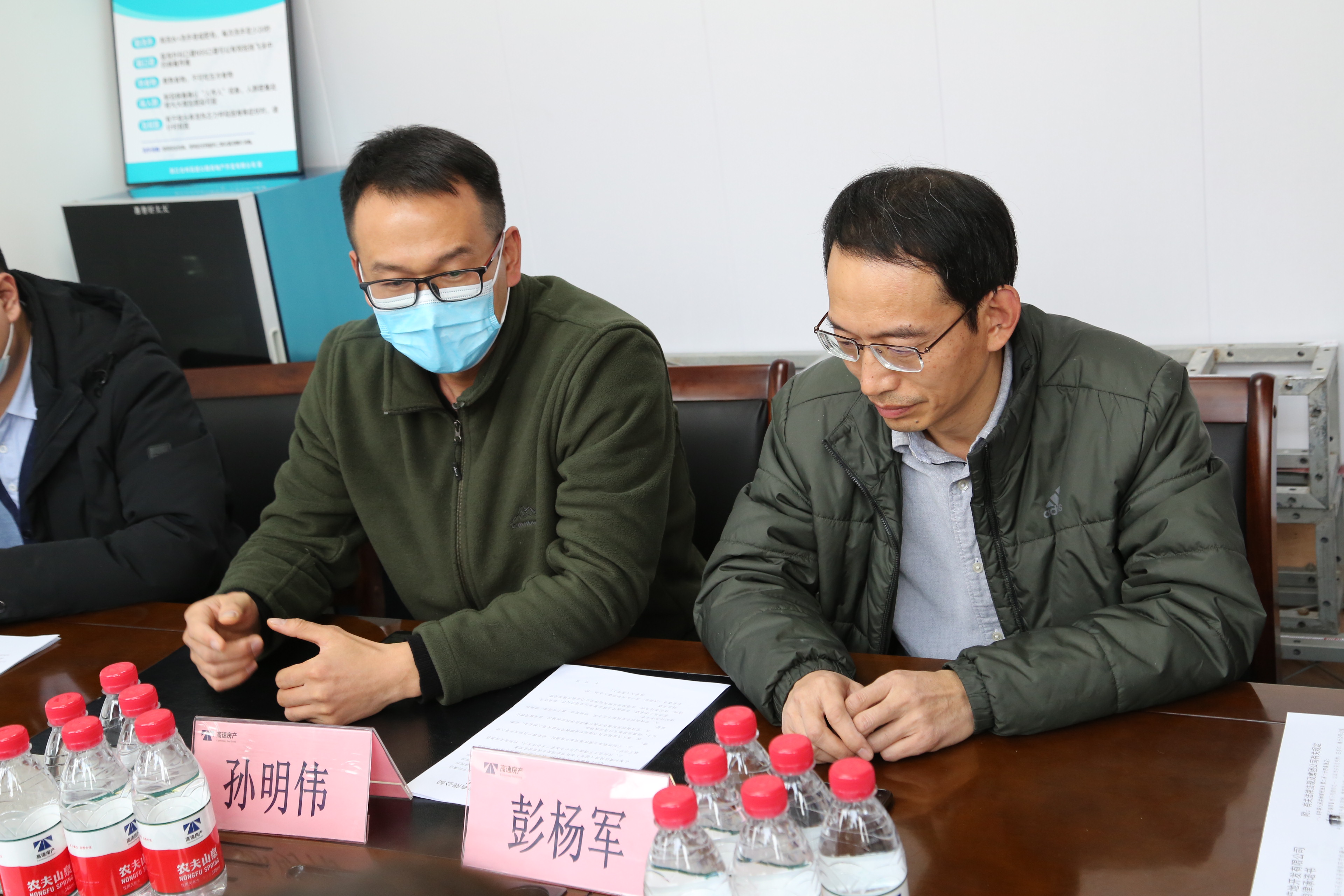 圖為孫明偉、彭?xiàng)钴娭v話.JPG
