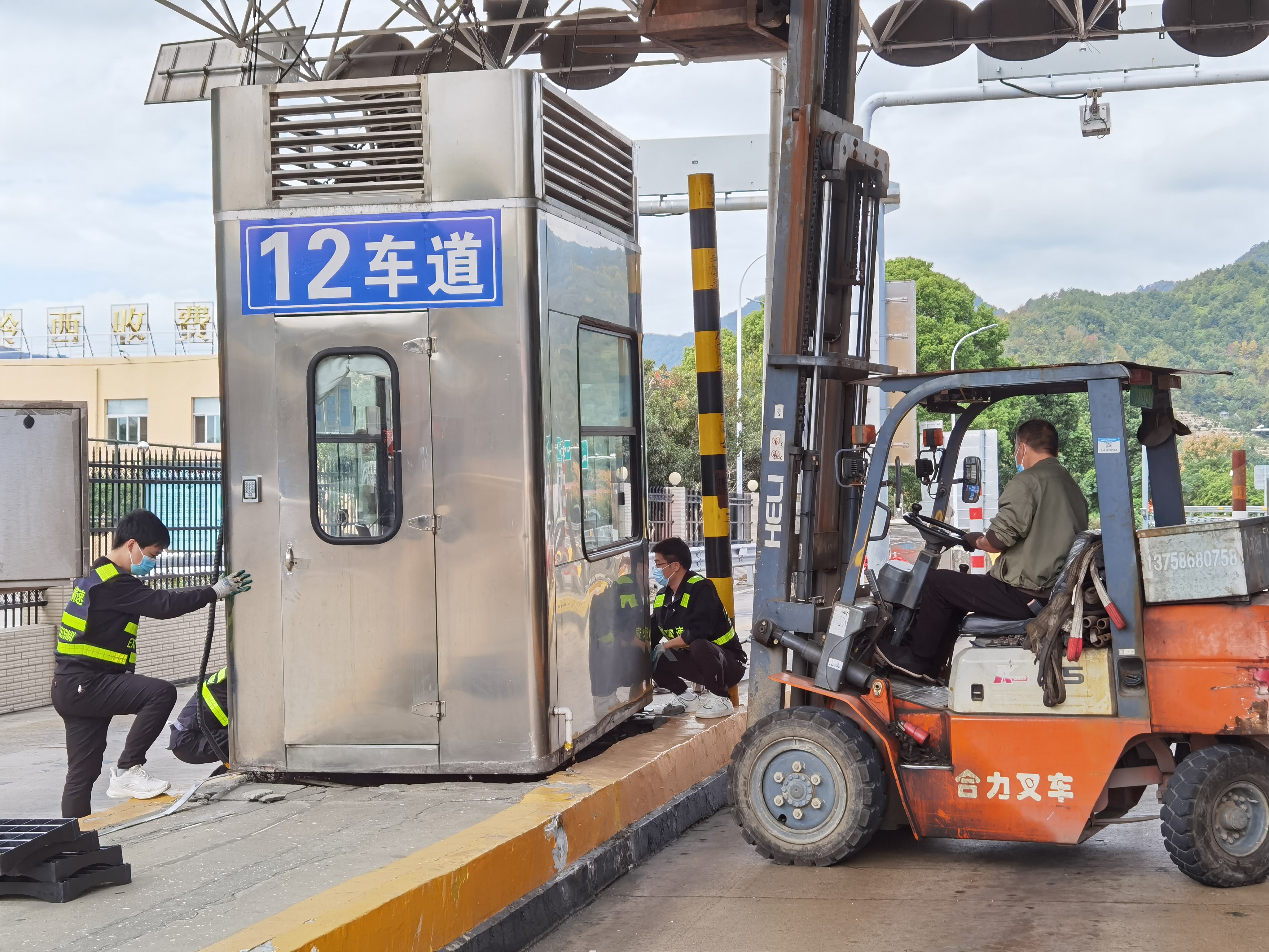 20221025維養(yǎng)中心、施救中心聯合對崗亭進行搶修1——鄭霞霞拍攝.jpg