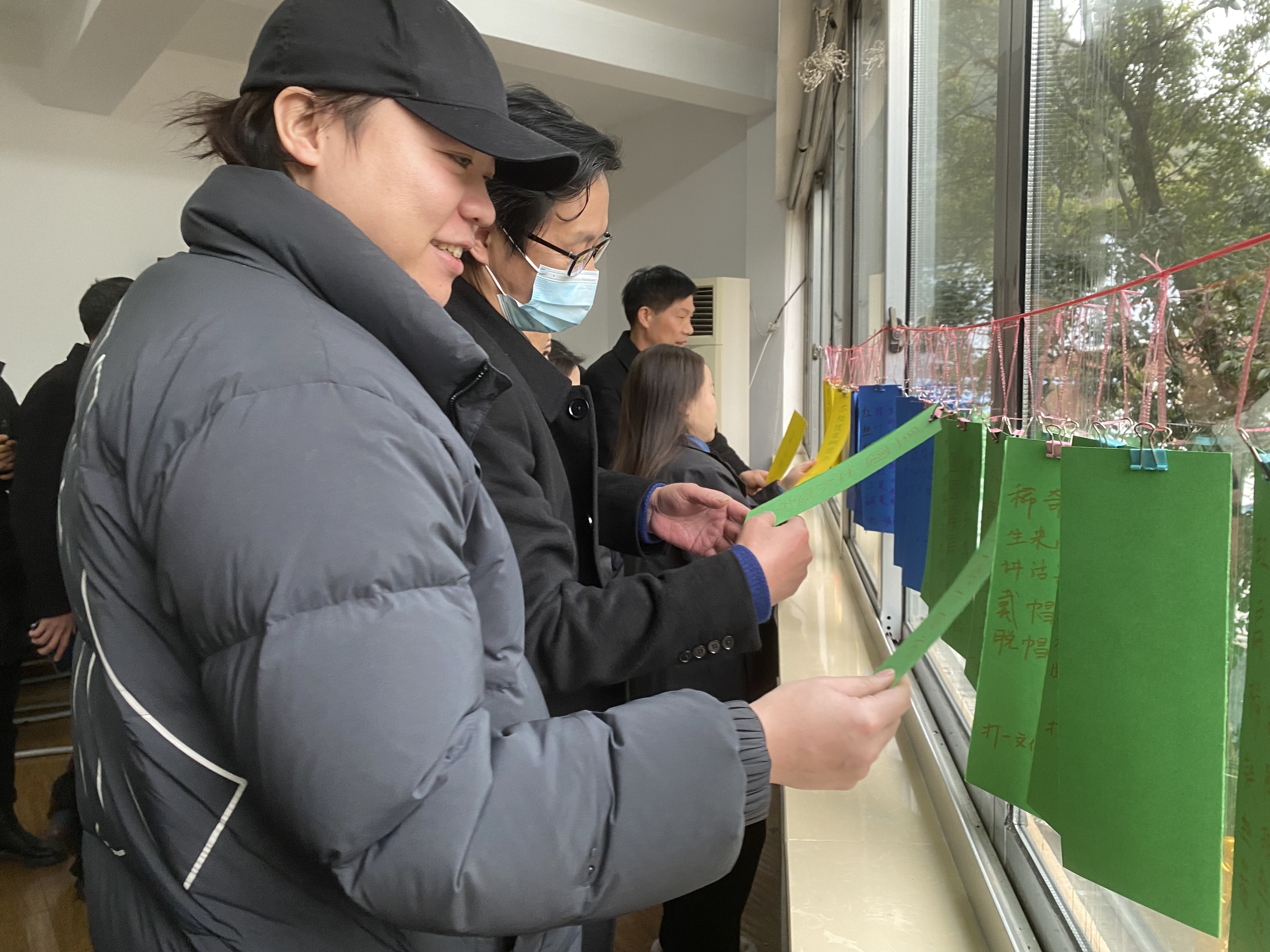 1675386818312337.jpg 思考著燈謎的答案林玲攝1.jpg